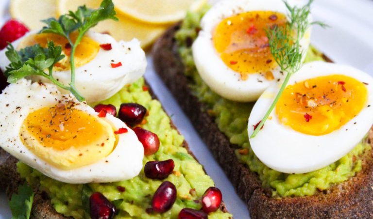 7 Easy High Protein Breakfast Ideas Ready in Under 10 Minutes Cover