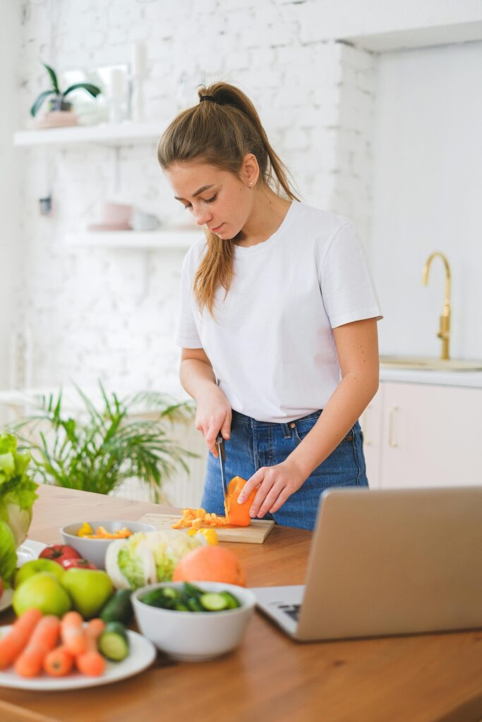 Young woman doing her meal prepping for the week after looking at meal prep ideas for busy professionals