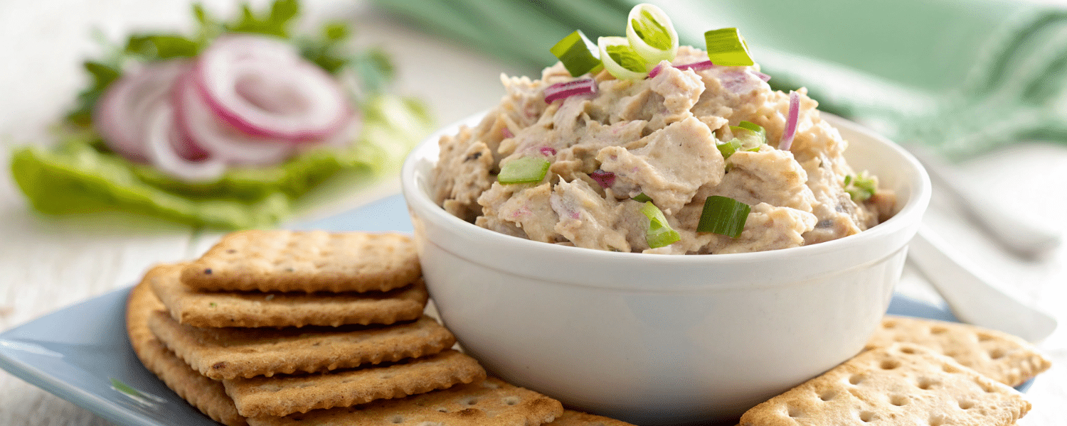 A bowl of tuna salad with whole-grain crackers – a satisfying high-protein snack.