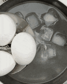 soft boiling jammy eggs for the cottage cheese breakfast bowl